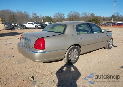 2011 Lincoln Town Car Signature Limited z USA, uszkodzony, nr VIN 2LNBL8CV3BX752040